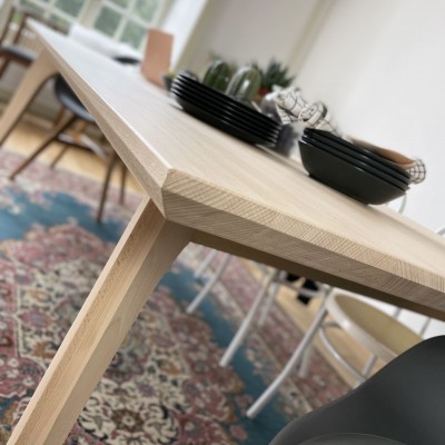 Détail du piètement travaillé table scandinave haut de gamme - Brût