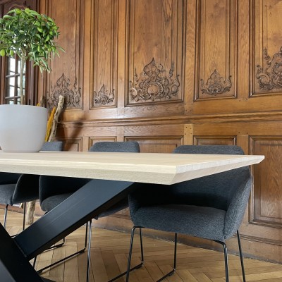 Détail du plateau en hêtre massif chanfreiné table Charles - Brût