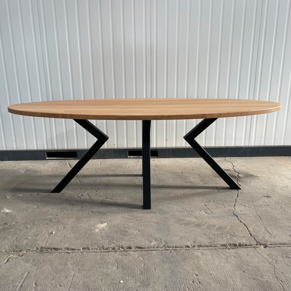 Table ovale en chêne massif