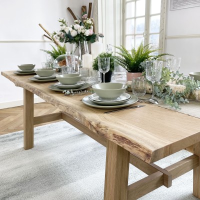 Mise en scène d’une table rustique en chêne massif décorée