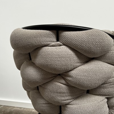 Détail du dossier tressé volumineux effet capitonné chaise design gris clair