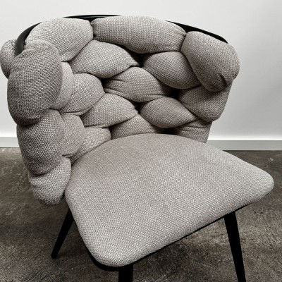 Chaise design haut de gamme en tissu texturé gris clair et structure acier noir