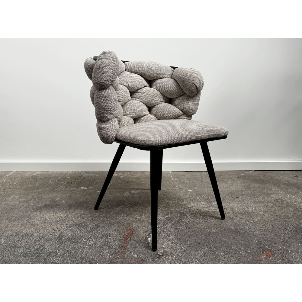 Chaise design tressée en tissu gris clair avec pieds fins en acier noir