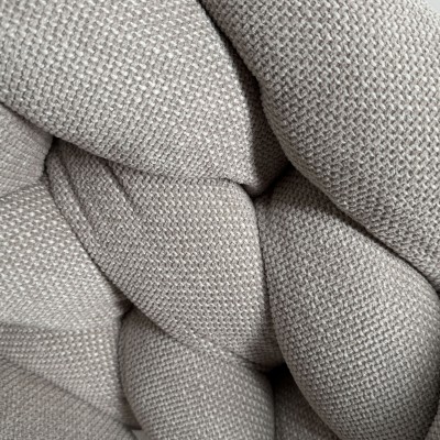 Gros plan sur tissu texturé gris clair de la chaise design tressée