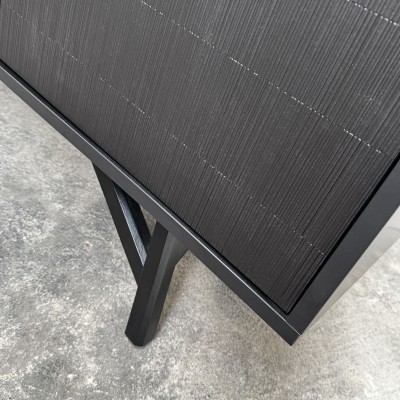 Détail du piètement en acier thermolaqué de l’enfilade Ciselé