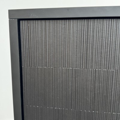 Zoom sur la façade sculptée Ciselé de l’enfilade noire design
