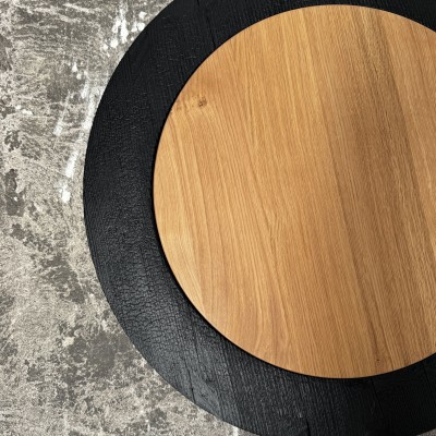 Table basse artisanale en chêne massif avec finitions haut de gamme