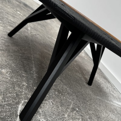 Zoom sur le piètement en chêne laqué noir de la table basse Brût