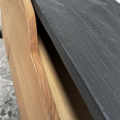 Détail du chêne massif brûlé Shou Sugi Ban – meuble TV YAKI