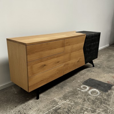 Vue latérale de l’enfilade YAKI – design en chêne massif naturel et brûlé