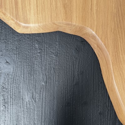 Contraste entre chêne massif clair et bois brûlé Shou Sugi Ban – enfilade YAKI