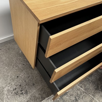 Système d’ouverture sans poignée avec tiroirs amortis – enfilade YAKI design