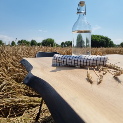 Table en chêne massif haut de gamme avec bords naturels travaillés à la main