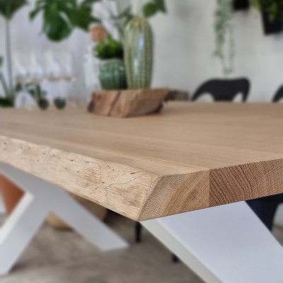 Table design haut de gamme en chêne massif, piétement X blanc
