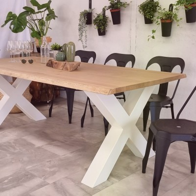Table salle à manger contemporaine en chêne massif, pieds blancs