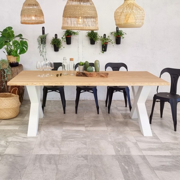 Table en chêne massif avec pieds en X blancs – design haut de gamme